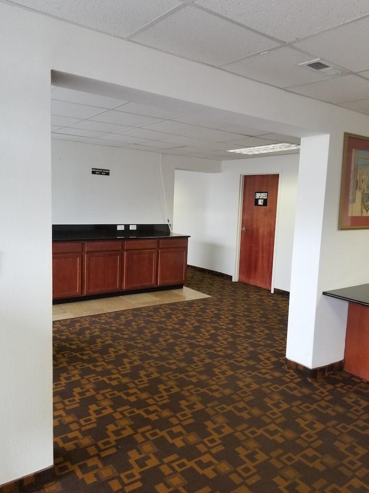 Suburban Studios Pueblo North מראה חיצוני תמונה