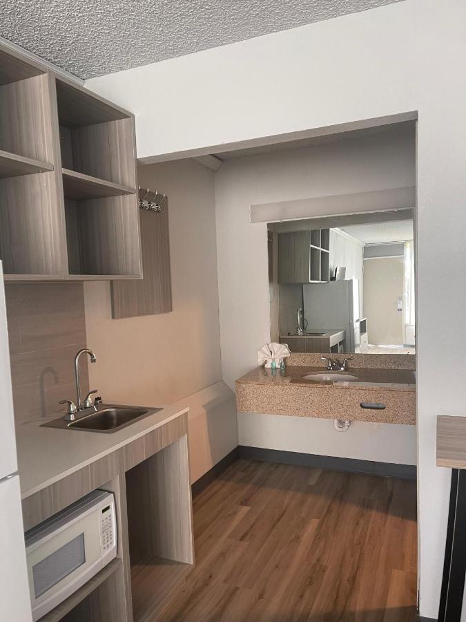 Suburban Studios Pueblo North מראה חיצוני תמונה
