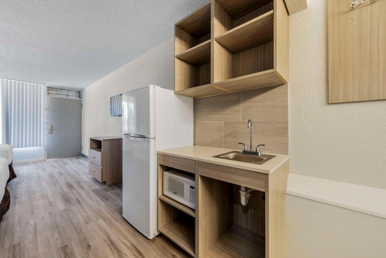 Suburban Studios Pueblo North מראה חיצוני תמונה