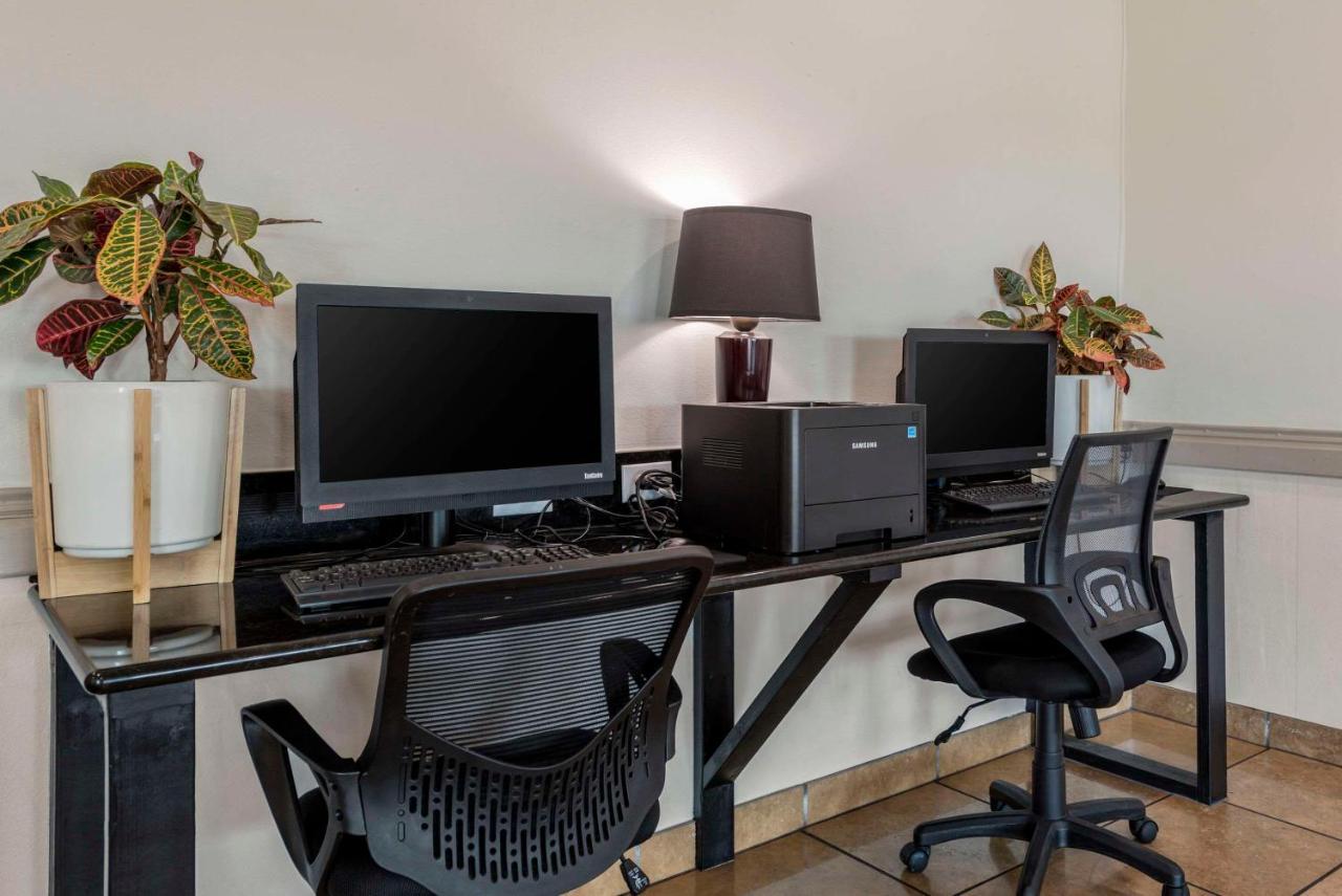 Suburban Studios Pueblo North מראה חיצוני תמונה